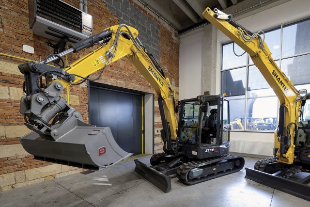 Pásové rýpadlo SE58SR v showroomu GORILA MACHINERY. Stroj spadá do velmi rozšířené kategorie přibližně šestitunových rýpadel, která nachází uplatnění u menších a středních stavebních firem.