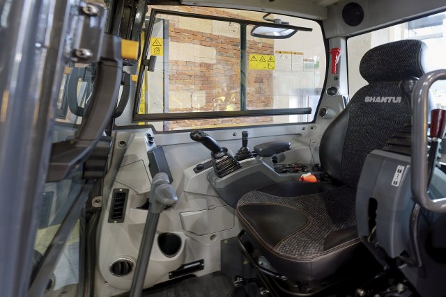 Kabina nabízí dobrý přehled o pracovním prostoru, logicky uspořádané ovládací prvky a ergonomické joysticky.