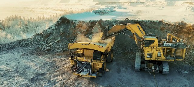 Jakmile se autonomní vůz přiblíží, určí obsluha rýpadla správné místo nakládky a „řekne" dampru, kdy se může přiblížit. Foto: Komatsu Mining / Youtube