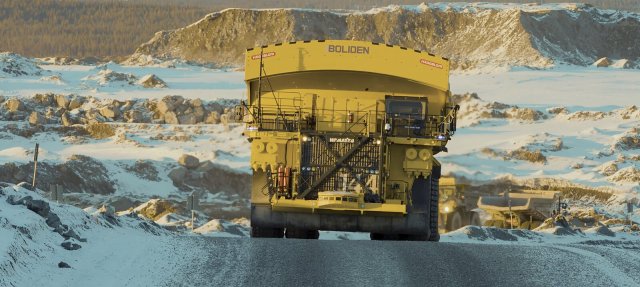 Komatsu 930E je dampr s elektrickým pohonem. Má výkon 2 700 koní a nabízí nosnost okolo 300 tun. Foto: Komatsu Mining / Youtube