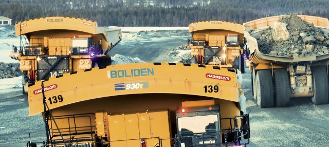 Autonomní systémy přebírají v Aitiku rutinní a rizikové úkoly. Flotila dnes čítá 17 autonomních vozidel. Foto: Komatsu Mining / Youtube