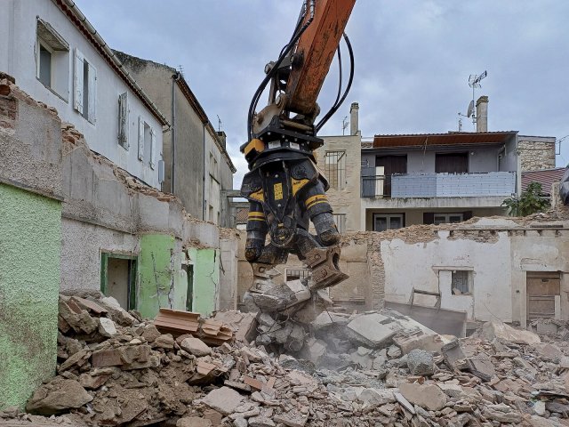 Kontrolované odstranění budovy ve Villeneuve-sur-Lot na jihu Francie.