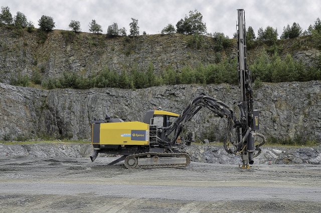 Vrtací souprava Epiroc SmartROC T40 v kamenolomu Vícenice. Foto: Jan Rybář