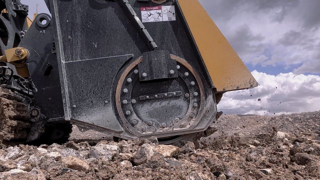 Díky robustní konstrukci a silnému rotačnímu mechanismu si fréza poradí i s tvrdým terénem. Foto: Vermeer, Youtube