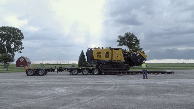 Zásadní výhodou modelu SM55 je přepravitelnost. Na rozdíl od větších povrchových fréz není nutné stroj před transportem rozebírat. Foto: Vermeer, Youtube