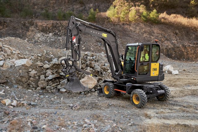 Sedmitunové modely EC65 a EW65 (na snímku) poskytují o 4 %, respektive 6 % vyšší výkon motoru, o 9 % vyšší zvedací sílu výložníku a dokonce dvojnásobný hydraulický průtok.