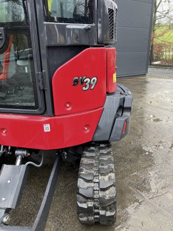 Ačkoli jde o model s konvenční zádí, přesah přes pásy není u SV39-7 nijak dramatický.