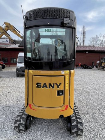 Nový zaoblený design zádě minirýpadla SANY SY20C. Stroj je velmi dobře vyvážený, ke stabilitě přispívá roztažitelný podvozek.