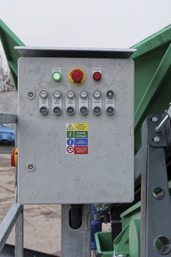 Ovládání je jednoduché a maximálně intuitivní. Základní panel obsahuje jen několik funkcí.