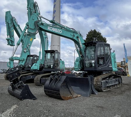 Kobelco ED160-7 Blade Runner (v popředí) na dvoře firmy BELCOTRAC v Boskovicích.