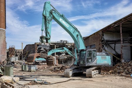 Kobelco SK300LC je středně těžké pásové rýpadlo.