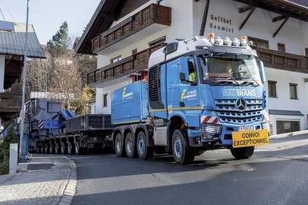 Uprostřed horské vesnice aneb souprava o délce 55 m musí překonat náročné úseky. Foto: Markus Völter