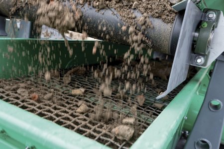 Regulovaný podávací dopravník o šířce 800 mm umožňuje obsluze řídit tok materiálu.