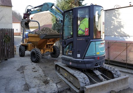 V malých prostorech a uličkách je Sunward SWE 25UF jako doma. Zde při výkopových pracích v obci Sloup.