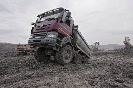 Tatra Phoenix již od prvních exemplářů patří mezi špičku ve své kategorii. Na snímku první generace při testování potenciálu v prostředí povrchových dolů a lomů.