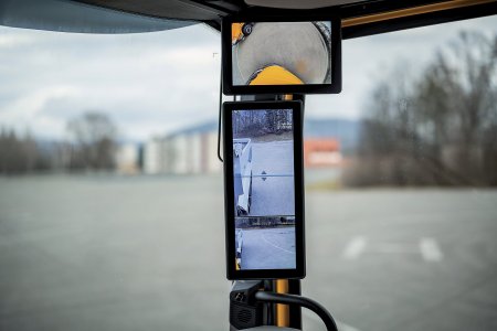 Volitelný systém Digital Vision neboli digitální kamerový systém nahrazuje hlavní a širokoúhlá zrcátka. Obraz z kamer se přenáší na displeje umístěné na A sloupcích uvnitř kabiny. Nahoře display systému Corner View.