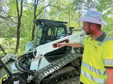 Pásový nakladač Bobcat T86 s lesnickým mulčovačem při praktické ukázce na lesním polygonu.