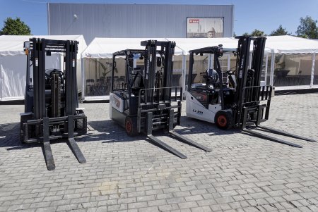 Od roku 2024 rozšířila značka Bobcat nabídku také o vysokozdvižné vozíky.