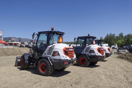 Mezi kolovými nakladači zaujal modernizovaný model L85 a zcela nový L100.