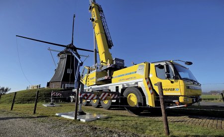 Grove GMK5150XL během rekonstrukce větrného mlýna Hermien ukázal, že moderní mobilní jeřáby nacházejí uplatnění i při obnově historických technických památek.