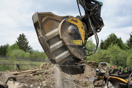 Drticí lžíce MB-BF60.1 překvapila svým výkonem a nenáročnou údržbou. Cihly, beton, ale i pražce – to vše se s ní dá snadno podrtit.