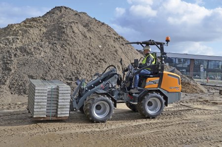 GIANT G2700 X-TRA HD+ při manipulaci s paletou betonové dlažby potvrzuje, že i kompaktní kolový nakladač může nabídnout nosnost a stabilitu běžnou u výrazně větších strojů.