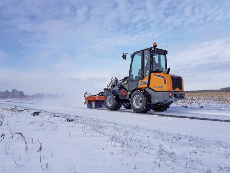 V zimě může nakladač převzít roli komunální techniky při odklízení sněhu a údržbě komunikací.