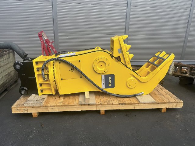Hydraulický pulverizér Epiroc BP pro sekundární demolice a recyklaci železobetonu je určen pro drcení betonových konstrukcí a separaci armatury přímo na místě demolice. Hydraulická rotace a robustní čelisti umožňují přesnější manipulaci s materiálem a efektivnější zpracování stavebního odpadu před recyklací.