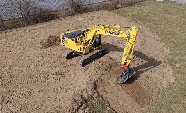 Na tuzemském trhu se první stroje objevily na podzim roku 2025. Snímek ukazuje rypadlo PC220LCi-12 v areálu společnosti KUHN - Bohemia. Foto: Holbra/Youtube