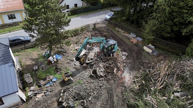 V této fázi už je pozemek téměř vyčištěný. Podrcený materiál se využije do spodních vrstev pod komunikace nezátěžového typu.