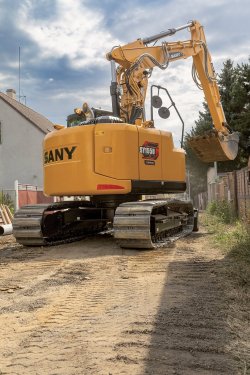 Záď nových midibagrů SANY vypadá moderně i díky novému prolisu „SANY“.