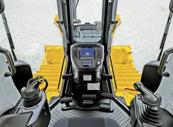 Na snímku z kabiny Komatsu D65-18 si můžete všimnout, jak se proměnil Palm Command Control System (PCCS).