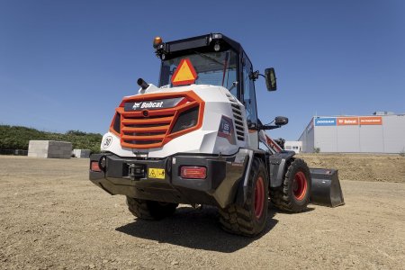 Jedinečným prvkem techniky Bobcat je výrazná oranžová mřížka na zadních kapotě. Foto: Helena Hejhálková