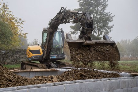 Aby se z bagru stal nakladač, stačí v kabině cvaknout tlačítkem.