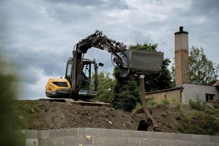 Nasadíte míchací lžíci, nasypete suchou směs, přímo ve lžíci zamícháte beton a doručíte ho tam, kam ho potřebujete dostat.