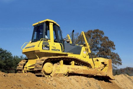 Buldozer Komatsu D65-12 uvedený v roce 1993 přinesl systém Palm Command Control System (PCCS) s joystickovým ovládáním.