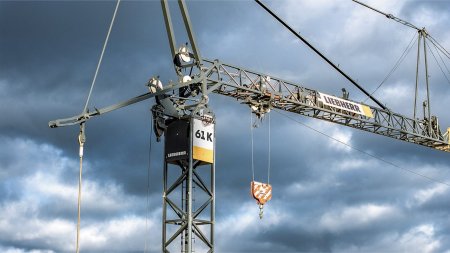 Rychlestavitelný věžový jeřáb Liebherr 61 K ukáže, že i práce vysoko nad zemí prošla v posledních letech technologickým posunem.