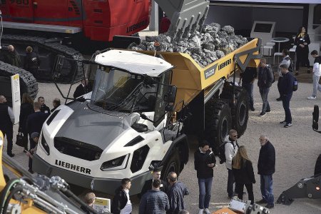 Kloubový dumper TA 230 při premiéře na veletrhu Bauma. Foto: Jiří Hejhálek