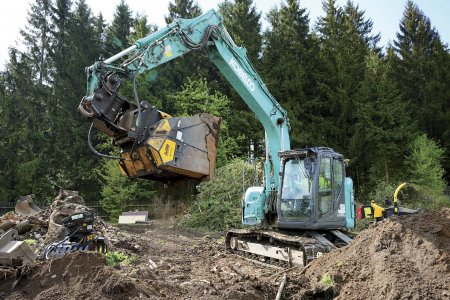 Třídicí lžíce MB-HDS314 při práci. Snímek ze zakázky společnosti REVITAL BOHEMIA. Foto: Jan Rybář