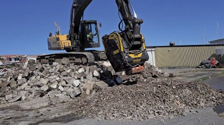 Drticí lžíce MB Crusher BF90.3 na stavbě ve Švédsku.