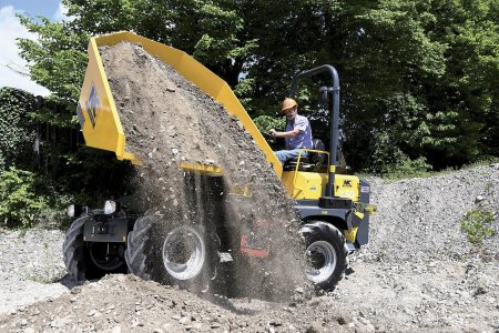 Právě tady jsou dumpery doma. Pohon všech kol, kloubové řízení a dobrá trakce umožňují pracovat i na nezpevněném a členitém terénu.