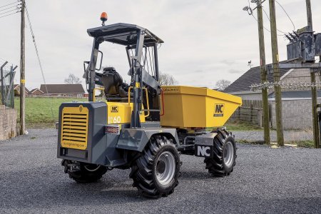 Jednoduše, bytelně a bez zbytečné elektroniky. Konstrukce dumperů NC je navržená s důrazem na dlouhou životnost a snadný servis.