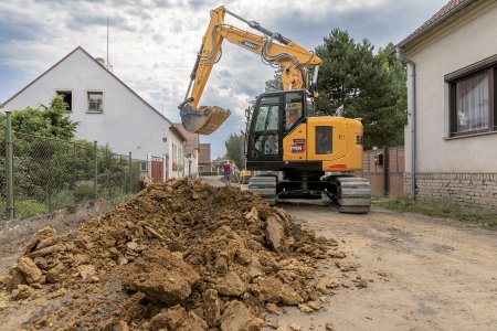 Díky krátké zádi a lomenému výložníku lze s novým SANY SY155U 2PB výborné manévrovat i v úzkých ulicích. Zde při stavbě infrastruktury na Kladensku.