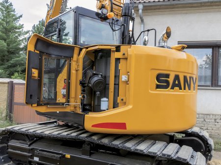 Tradičně velmi chytře je u SANY řešený přístup k motoru a údržbovým komponentům. Jsou přístupné ze země a přehledně uspořádané. To podstatně zrychluje servisní zásahy.